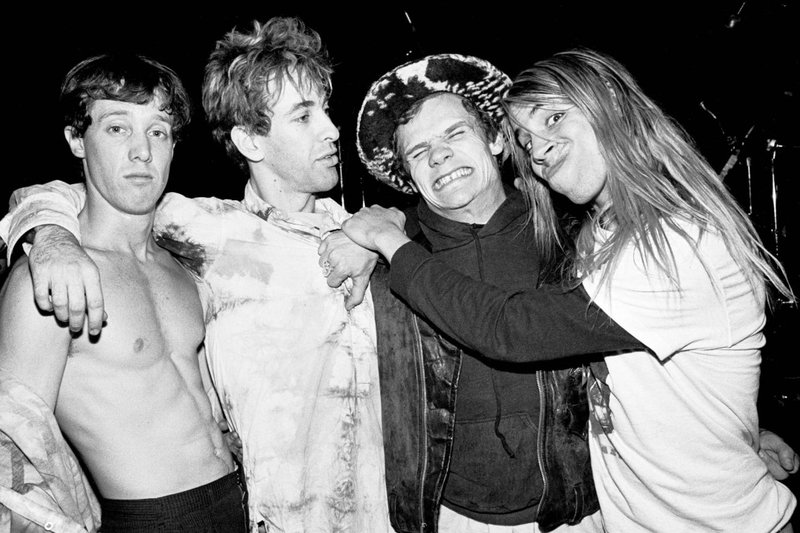 Группа Red Hot Chili Peppers была основана певцом Энтони Кидисом, гит… — Red Hot Chili Peppers · Стрекоза