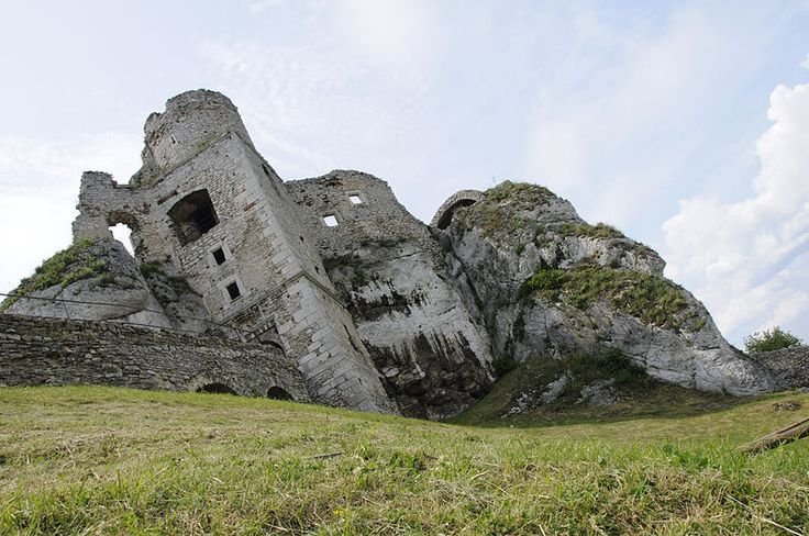 Руины средневекового Замка Огродзенец, расположенного на скале в Поль… — Medieval · Стрекоза