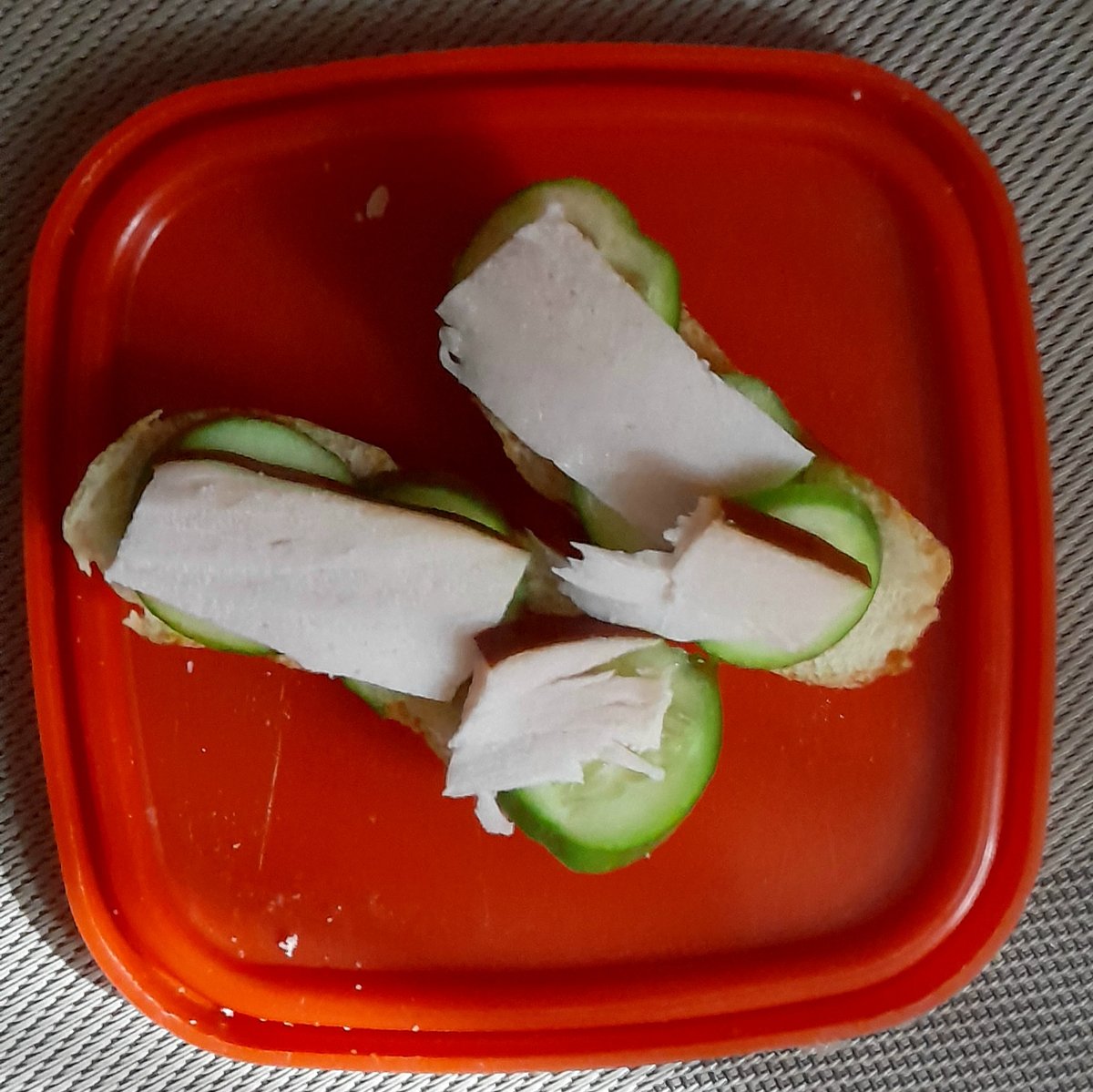 Бутерброды из пирожка с картофелем и мясом, свежим огурцом и копченым… — что я сегодня похавал(а) · Стрекоза