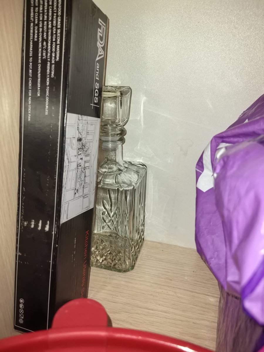 О, а это прячется позорный графин который был куплен в каком то бреду… — MaplePecan · Стрекоза
