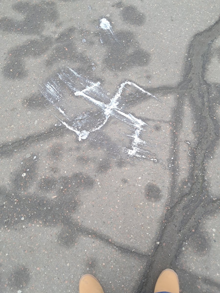 пока в магаз ходил, увидел, как кто-то краской надрочил на улице, и т… — KnsrV · Стрекоза