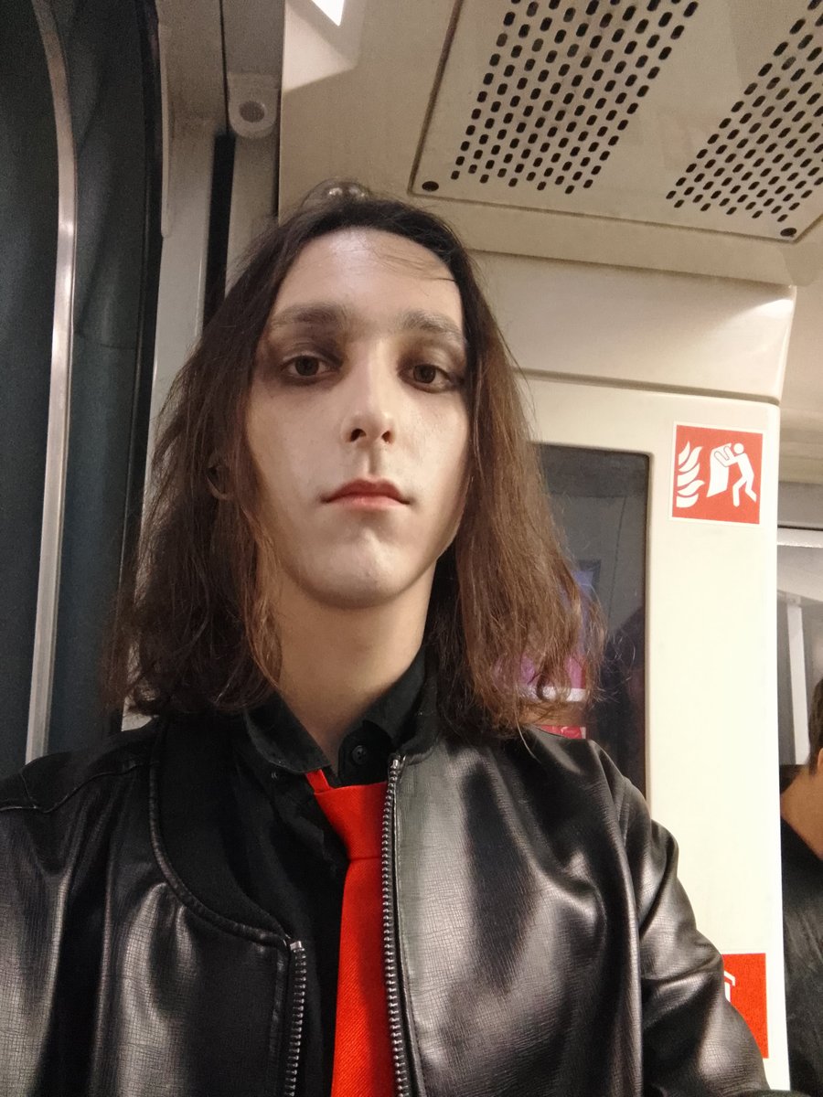 Короче в центре дохрена людей в костюмах, но одному не то что-то гуля… — NePridumalNik · Стрекоза