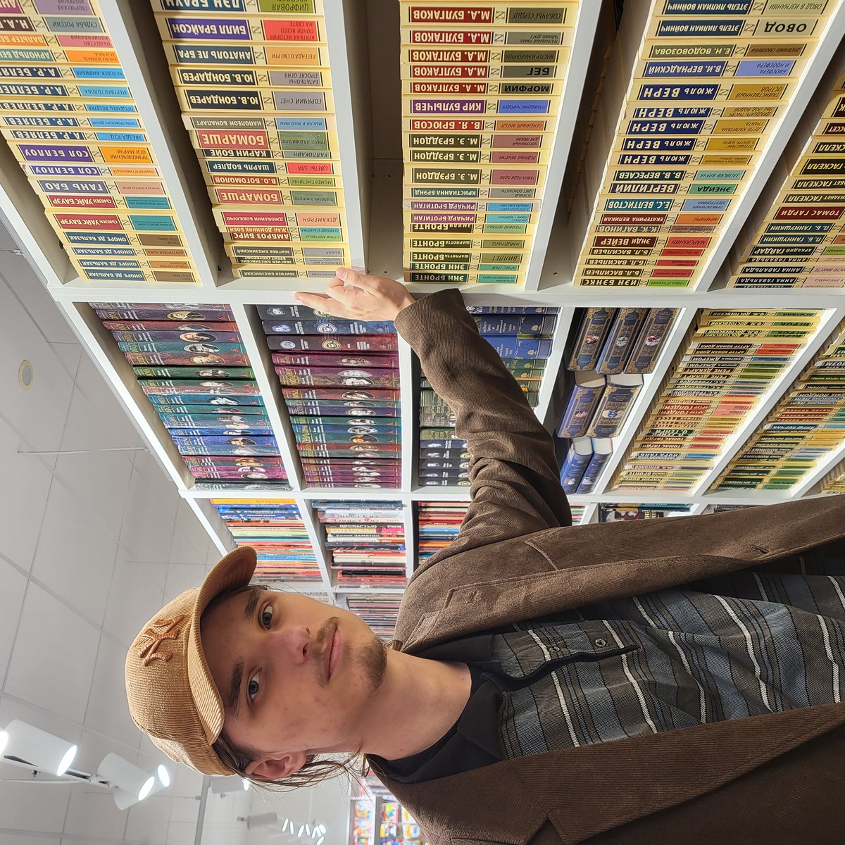 Фото админа выберающего книгу в цвете (^_^)v — Аст/Азбука классика фанбои · Стрекоза