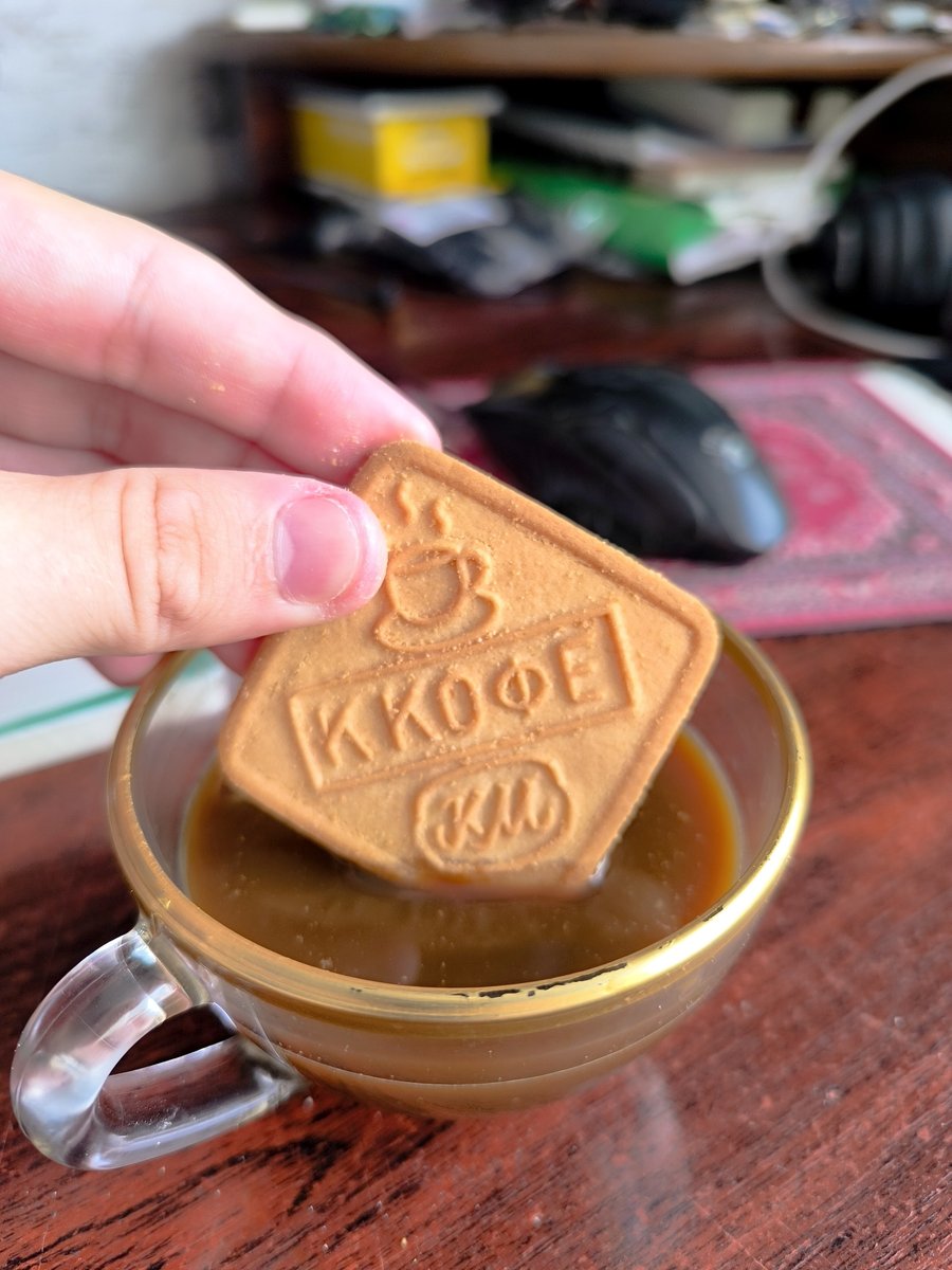 Эти печеньки и в правду нужно есть с кофе. Так они приобретают кофейн… — Athen · Стрекоза