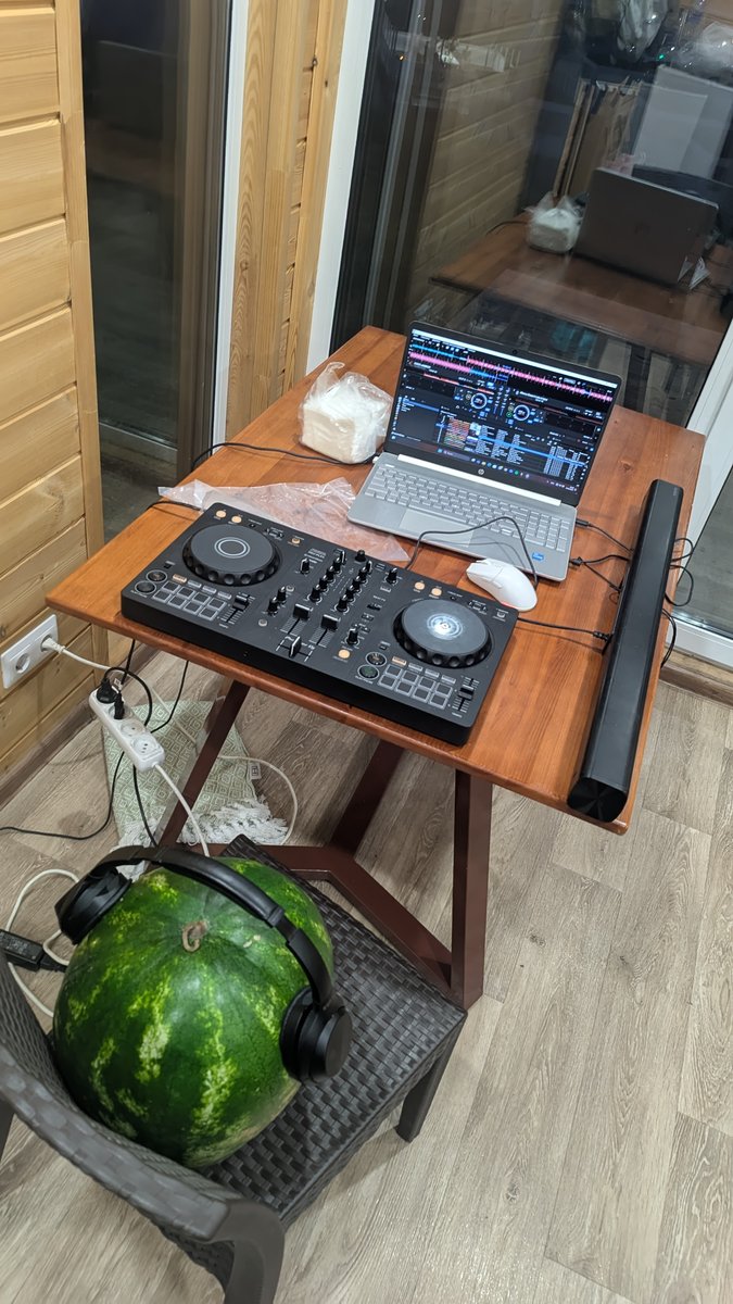 Я и легендарный DJ ArbuzZzZz сделали ебейший микс, самое то чтобы про… — фанаты нишевой и не очень музыки · Стрекоза