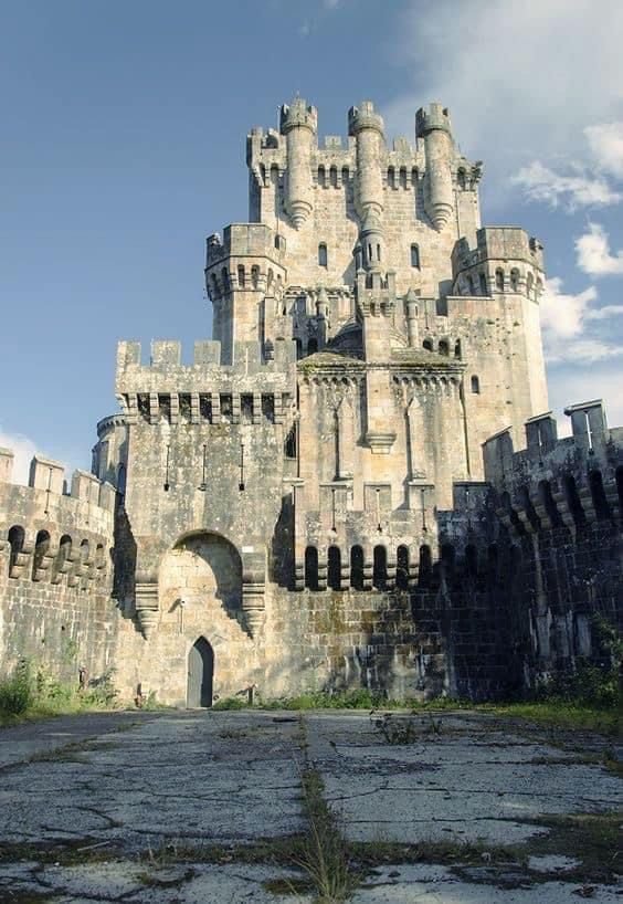 Замок, расположенный в муниципалитете Гатика в провинции Бискайя на с… — Medieval · Стрекоза