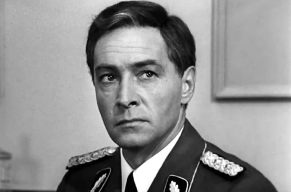 Штирлицу за шиворот упала гусеница. "Где-то взорвался танк," -- подум… — izus · Стрекоза