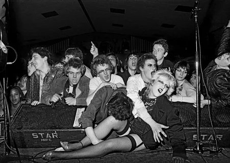Rock Against Racism (RAR, Рок против расизма) — широкая кампания, орг… — Besheniy_Krocodil · Стрекоза
