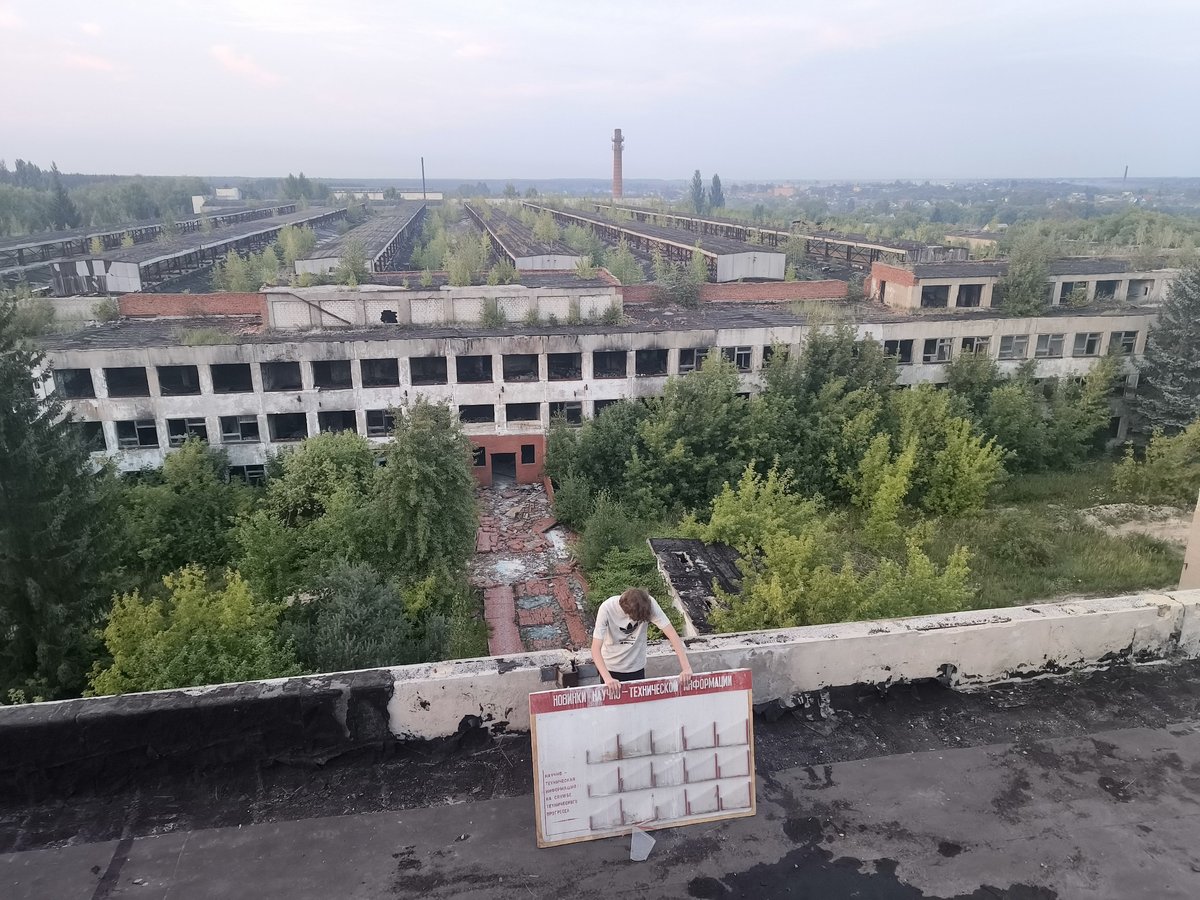 *** Непризнанный поэт Закопан под землей. Таланта теперь нет. Лежу сл… — poet_stihi · Стрекоза